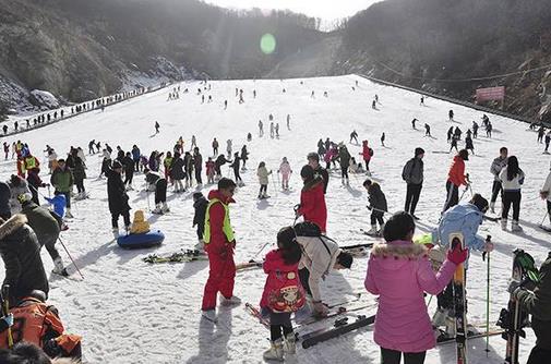 2017-2018冰雪季，我國冰雪旅游人數(shù)達(dá)到1.97億人次，冰雪旅游收入約3300億元