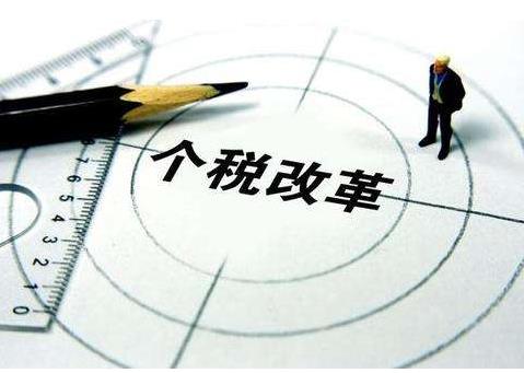 11月份，全國(guó)一般公共預(yù)算收入10775億元，同比下降5.4%，支出16431億元，同比下降0.8%??